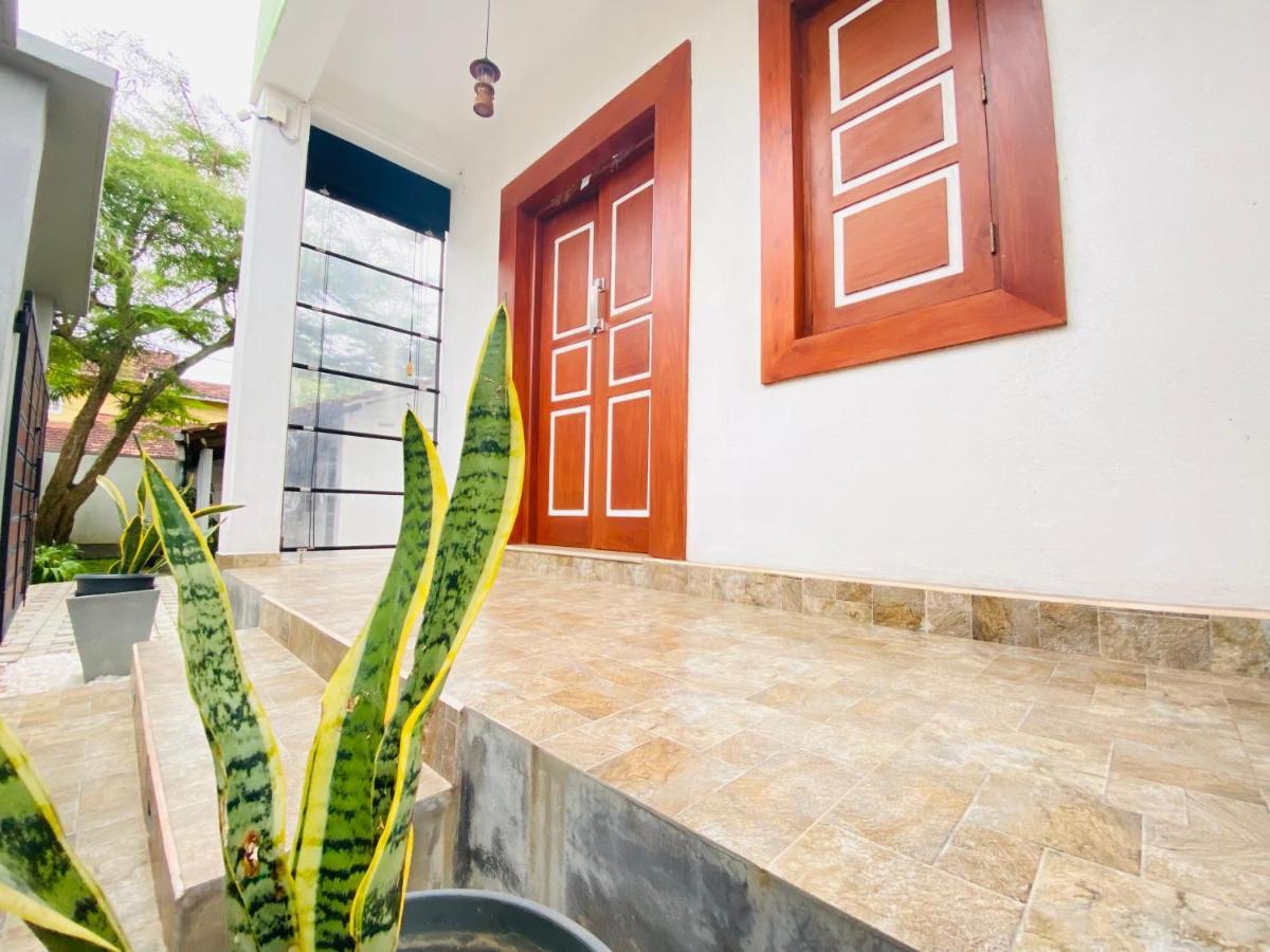 Srimadis Villa Near Airport - Negombo Extérieur photo