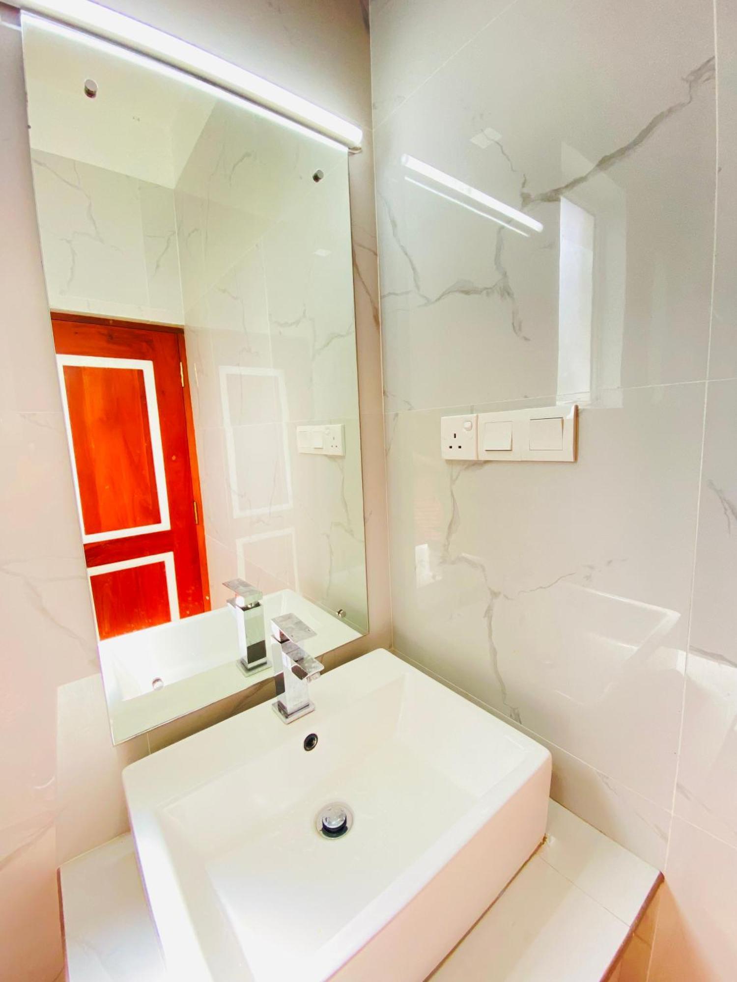 Srimadis Villa Near Airport - Negombo Extérieur photo