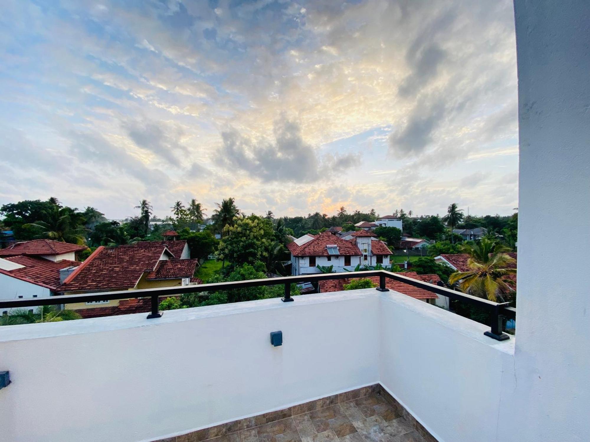 Srimadis Villa Near Airport - Negombo Extérieur photo